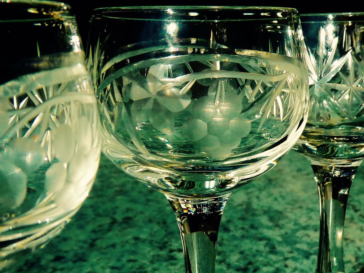 CLOSE-UP OF WINE GLASS WITH WINEGLASS ON TABLE