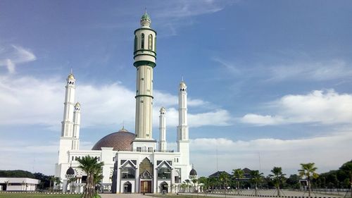 Exterior of masjid raya mujahidin against sky