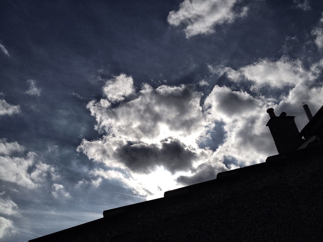 LOW ANGLE VIEW OF BUILDING AGAINST CLOUDY SKY