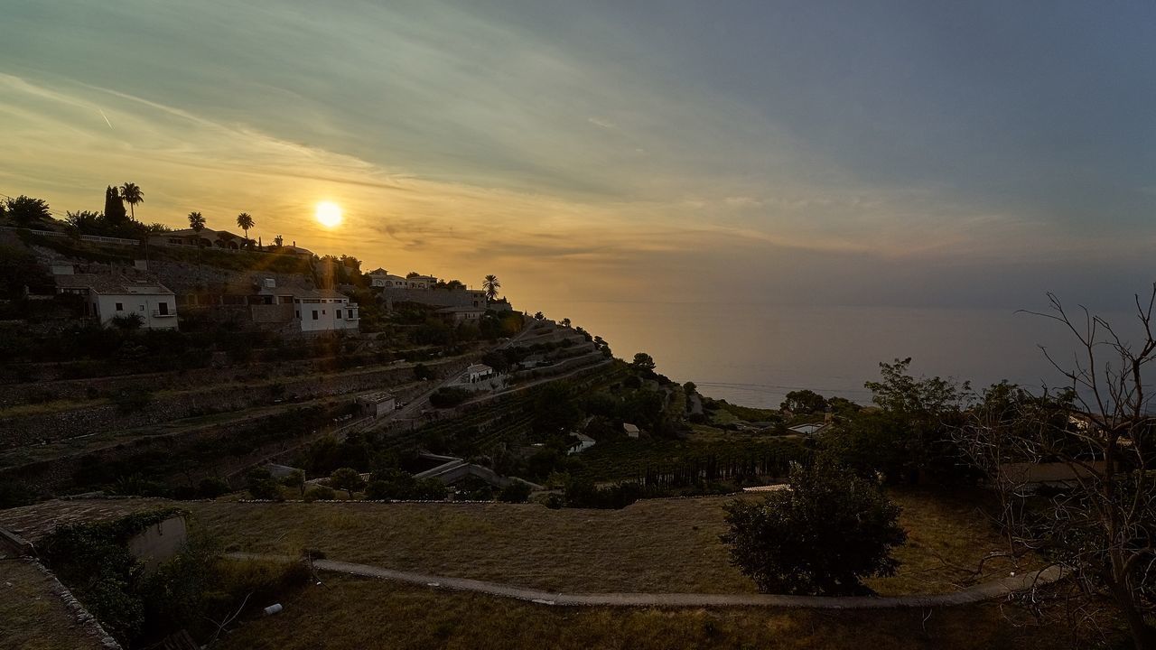 SCENIC VIEW OF SEA AGAINST SKY AT SUNSET