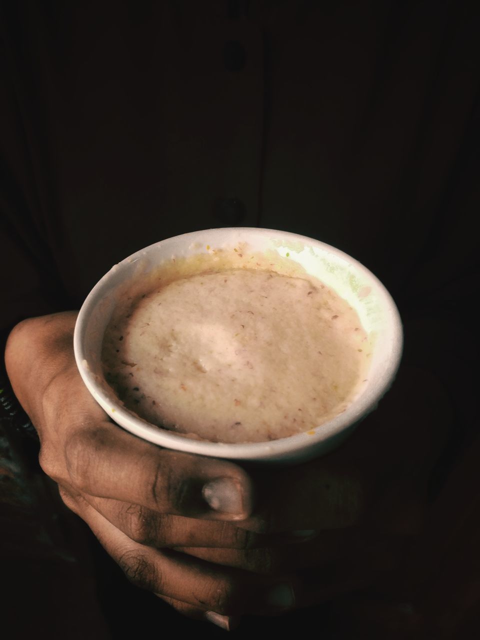 CLOSE-UP OF HAND HOLDING COFFEE