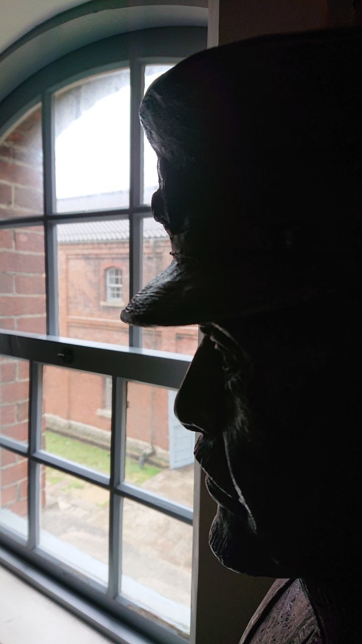 CLOSE-UP PORTRAIT OF WOMAN LOOKING AWAY AT HOME