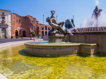 Statue of fountain in front of building