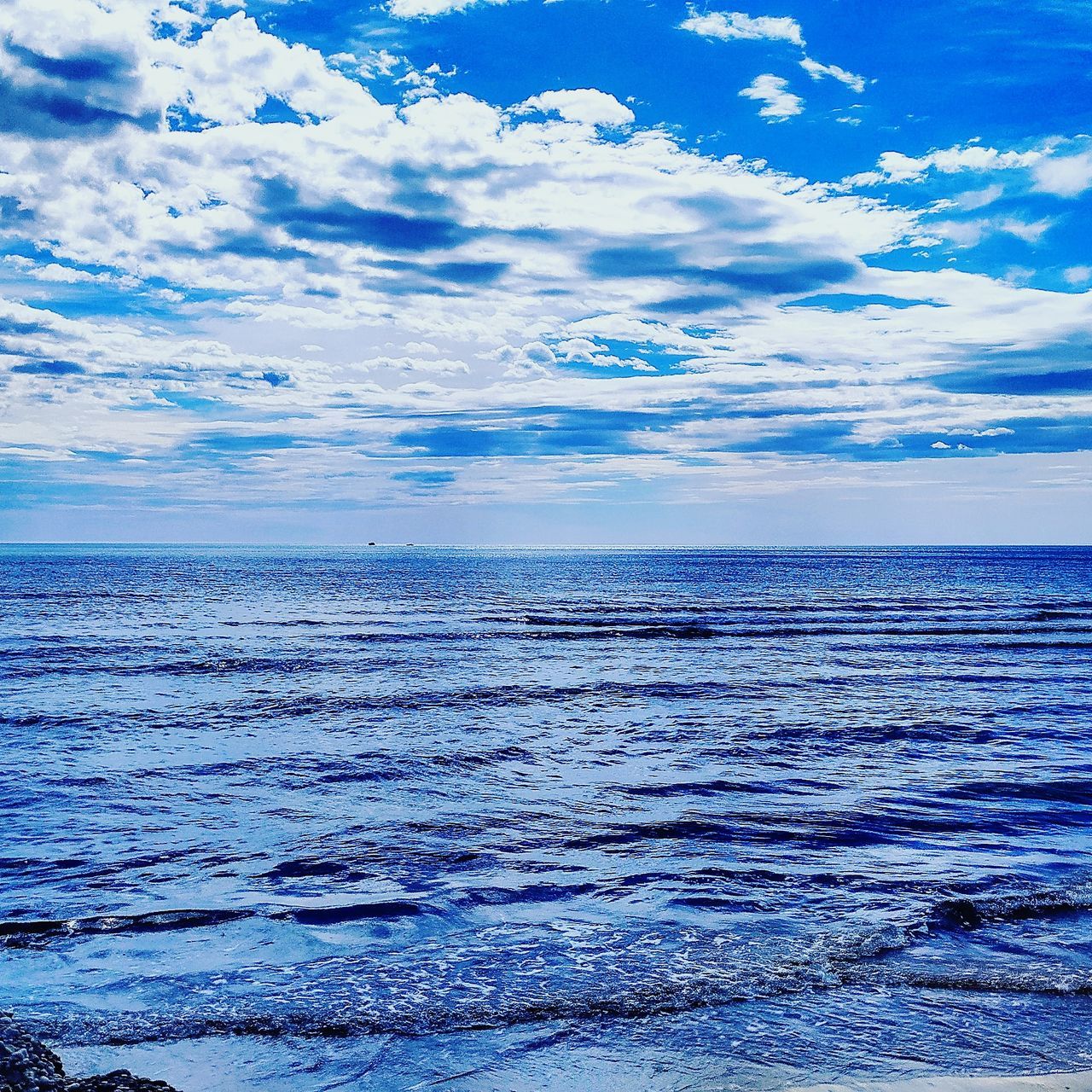 SCENIC VIEW OF SEASCAPE AGAINST SKY