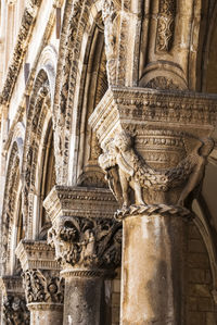 Close up of angel sculptures on column capital