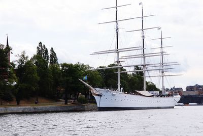 Sailboats sailing in sea against sky
