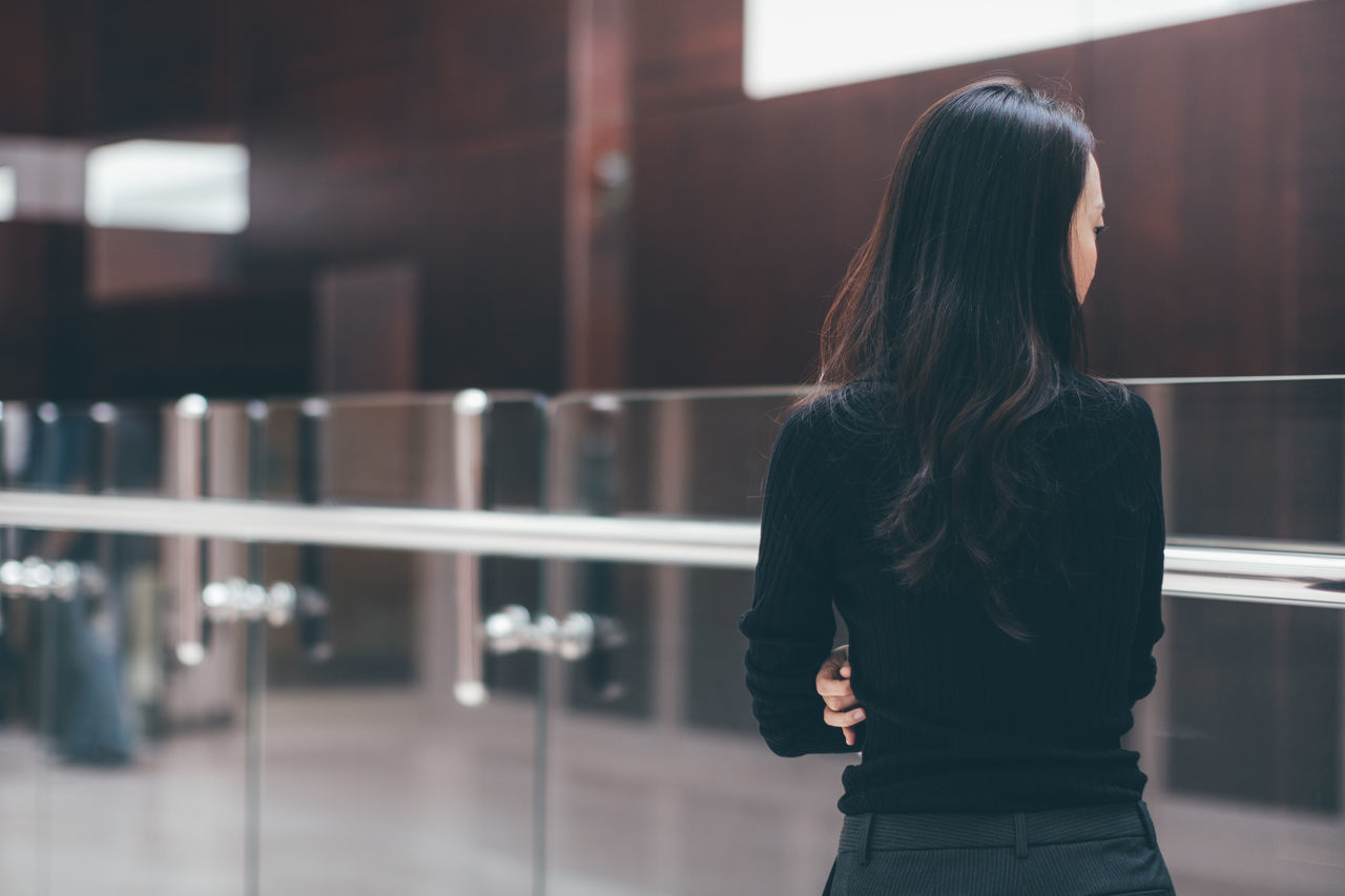 standing, real people, focus on foreground, one person, long hair, indoors, young adult, lifestyles, young women, day, people