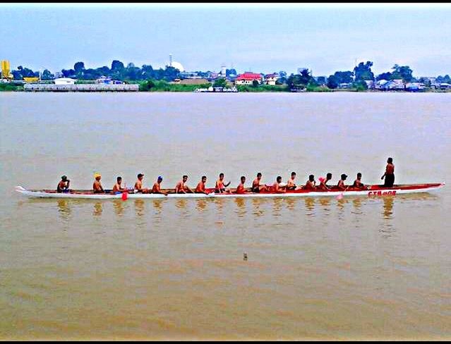 water, sea, waterfront, large group of people, bird, men, reflection, sky, lake, lifestyles, nature, leisure activity, flock of birds, tranquility, tranquil scene, person, day, clear sky