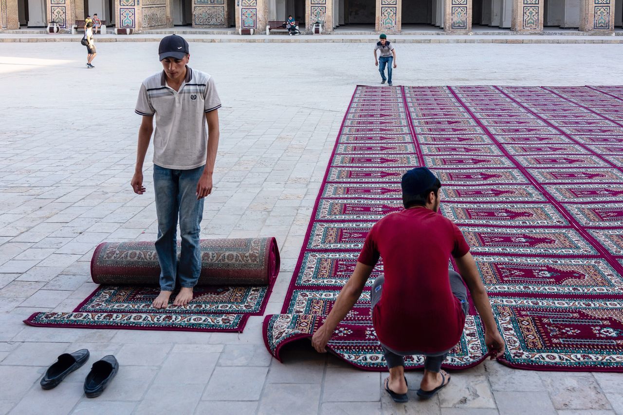 full length, real people, men, rear view, women, people, city, casual clothing, lifestyles, adult, day, street, leisure activity, sitting, incidental people, red, togetherness, outdoors