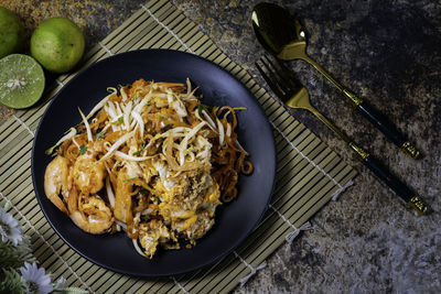 Pad thai is a popular dish for both thais and foreigners.