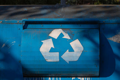 Deformed recycling sign on the recyle bin