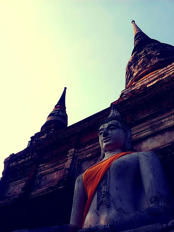 low angle view, clear sky, architecture, building exterior, built structure, place of worship, famous place, religion, sky, temple - building, spirituality, tower, travel destinations, international landmark, travel, history, copy space, tourism, outdoors