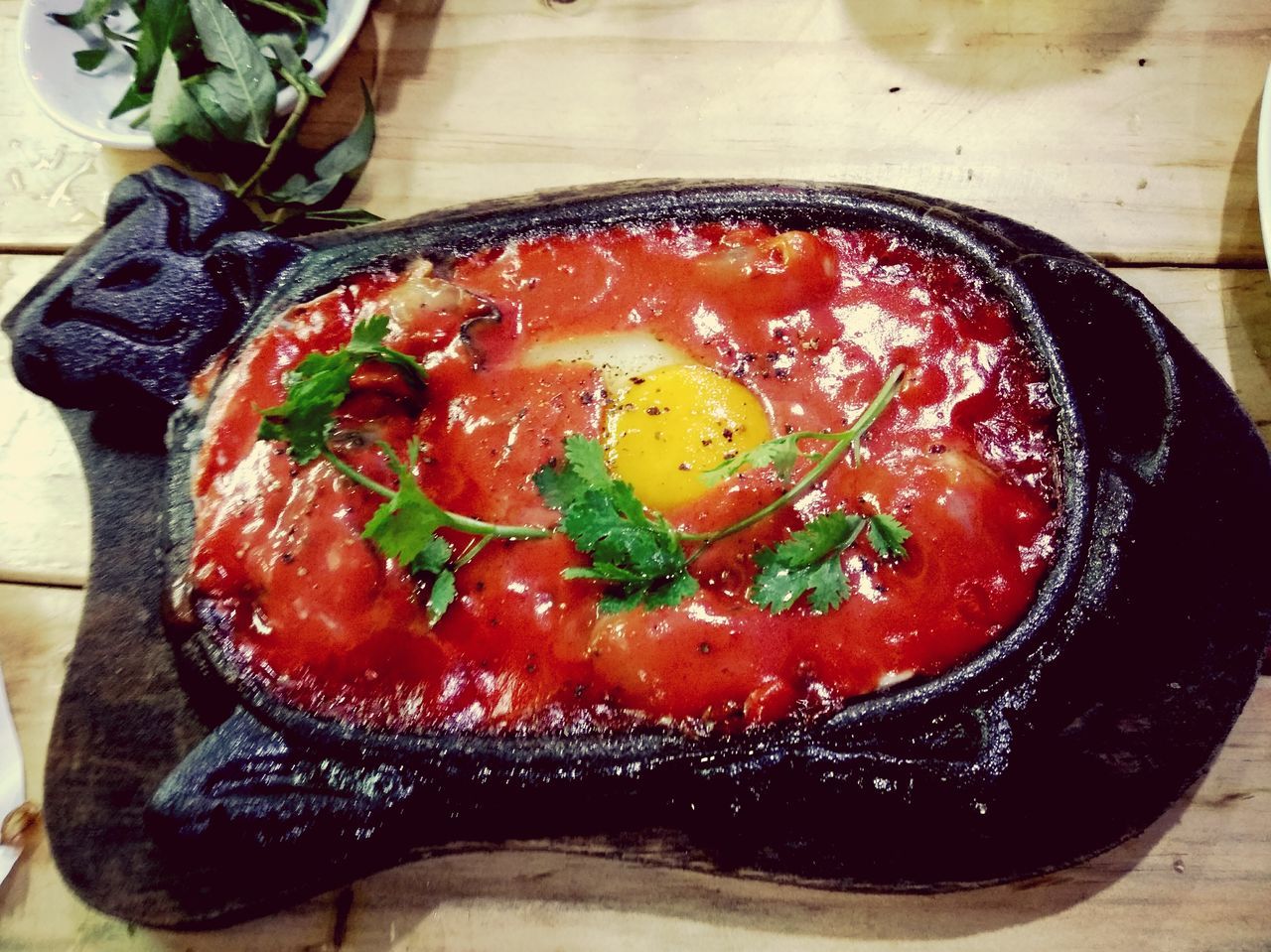 HIGH ANGLE VIEW OF FRESH RED TABLE IN FRYING PAN