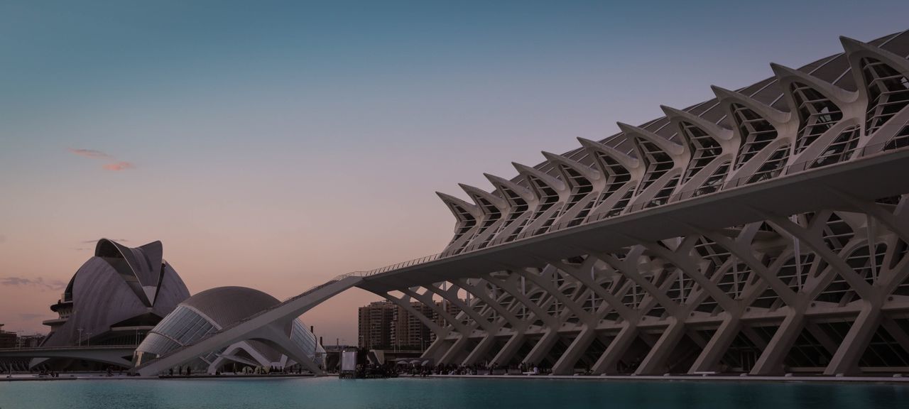 architecture, built structure, clear sky, famous place, international landmark, travel destinations, building exterior, tourism, capital cities, travel, water, copy space, low angle view, city, bridge - man made structure, history, architectural feature, sky, waterfront, tower