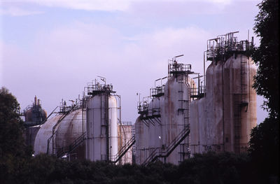 Rusting spherical and cylindrical receivers at refinery