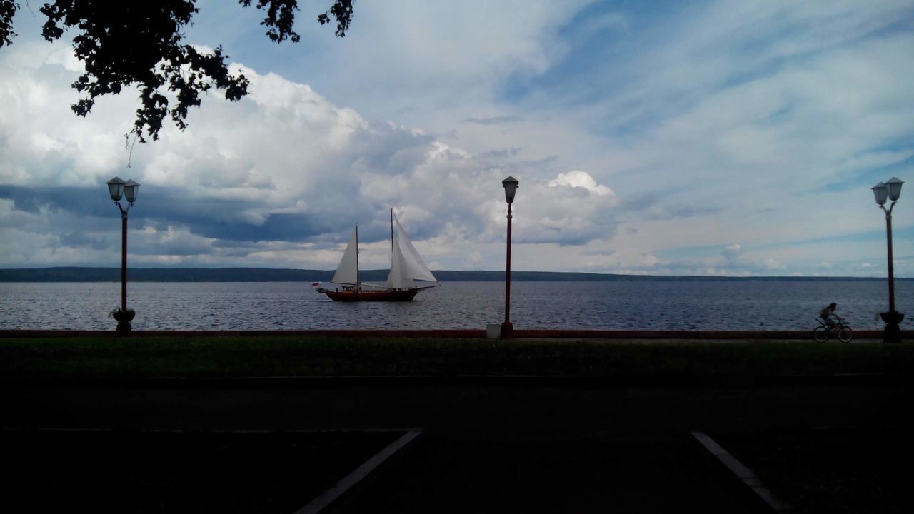 SAILBOAT ON SEA AGAINST SKY