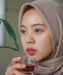 Close-up portrait of mid adult woman drinking glass