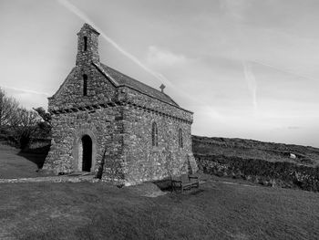 Old ruins of building against sky