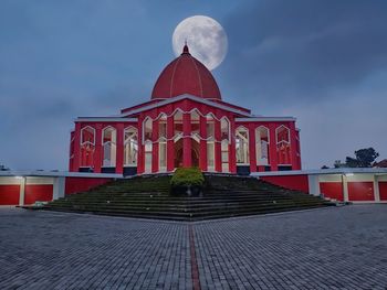 The beauty of the mosque with the full moon