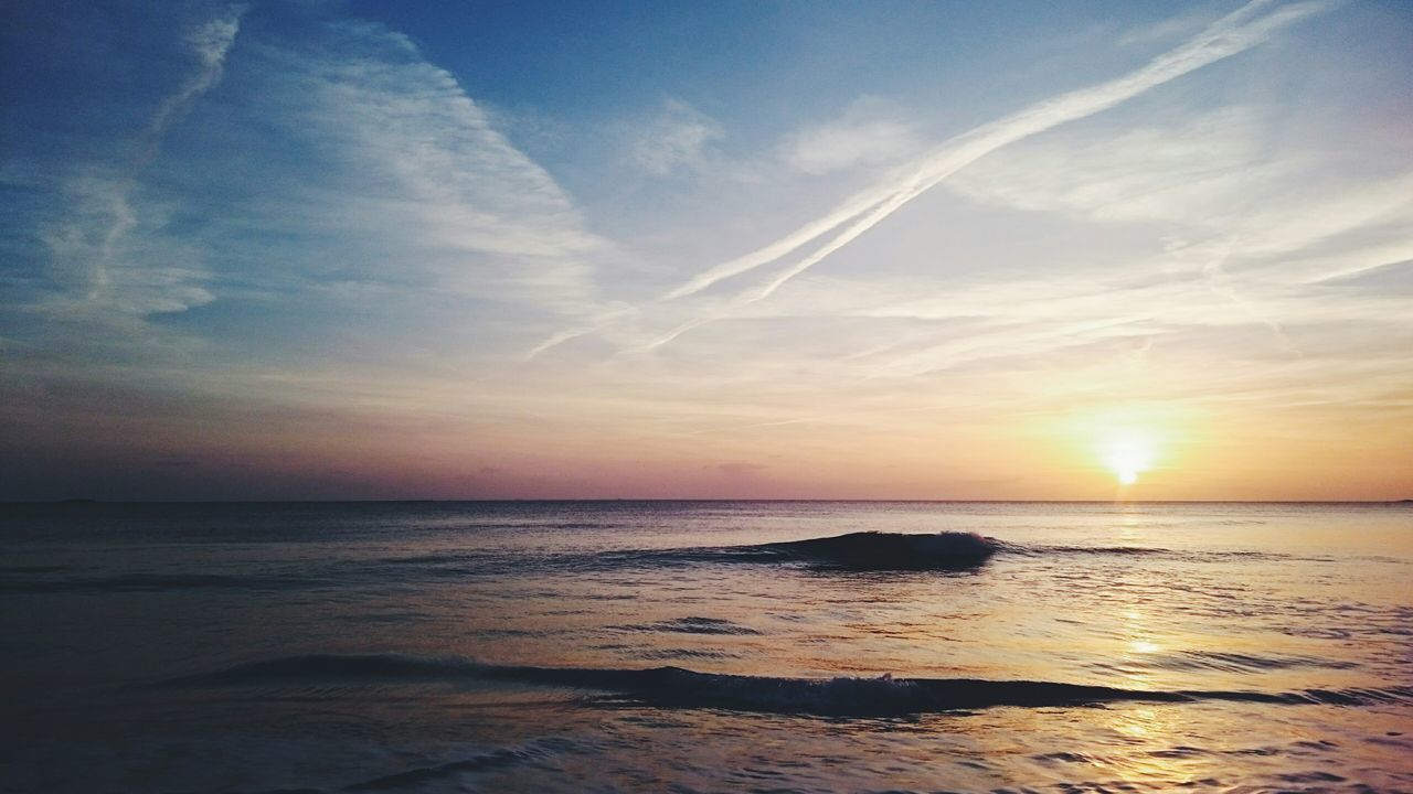 sea, water, horizon over water, sunset, beach, scenics, sun, tranquil scene, tranquility, beauty in nature, sky, shore, nature, sunlight, reflection, idyllic, sunbeam, sand, orange color, outdoors