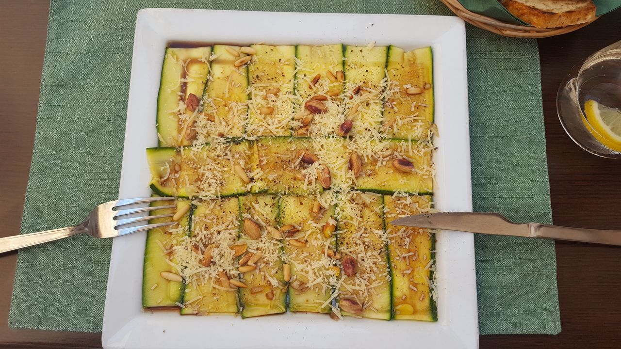 HIGH ANGLE VIEW OF FOOD ON CUTTING BOARD