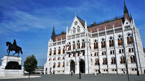 Statue of historic building against sky in city