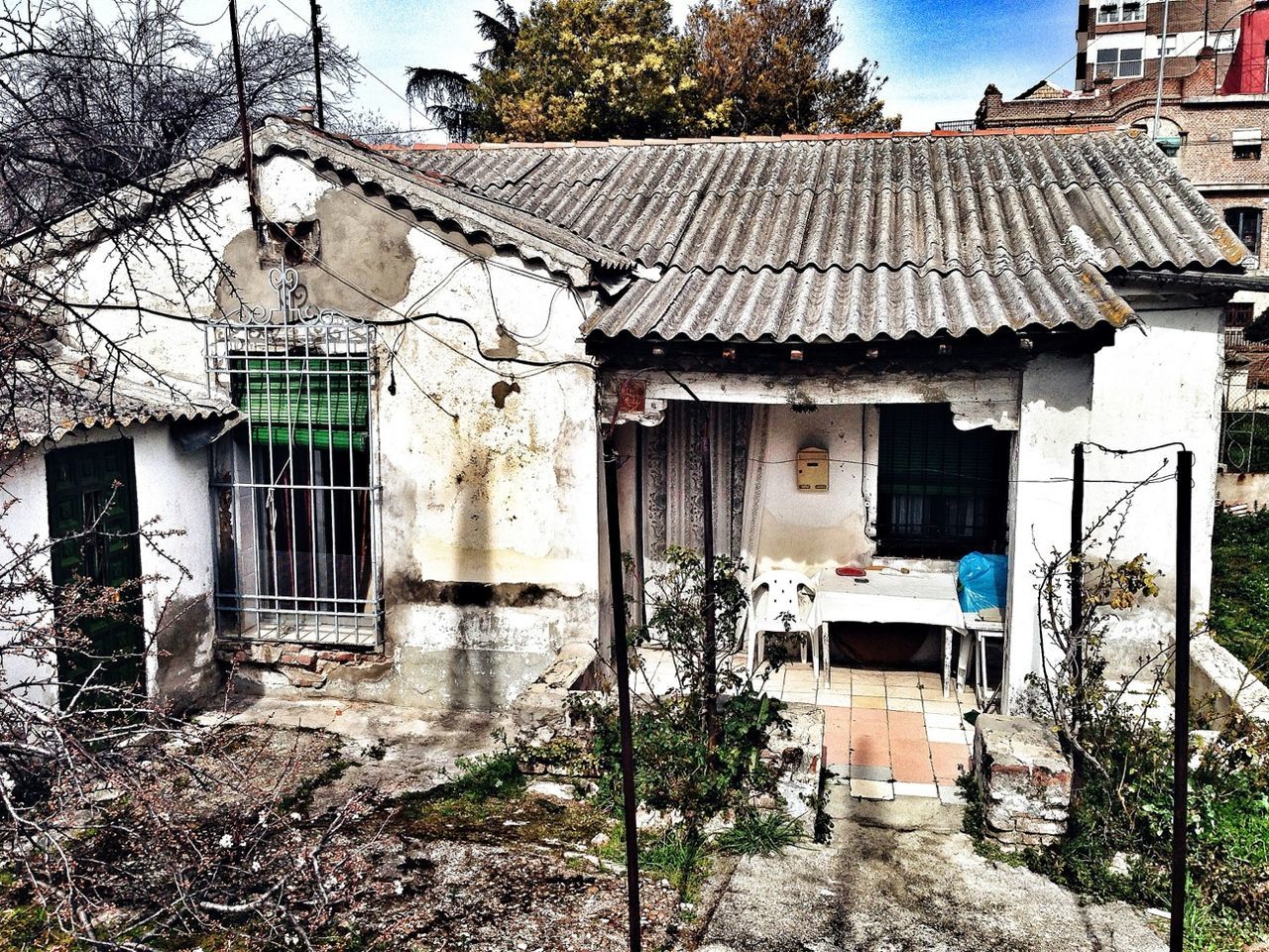 building exterior, architecture, built structure, house, residential structure, residential building, old, roof, abandoned, damaged, run-down, obsolete, tree, deterioration, day, exterior, window, outdoors, weathered, sunlight