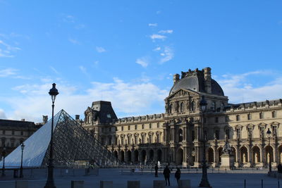 Statue of historical building against blue sky