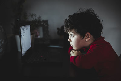 A child looks at his computer during confinement due to covid-19.