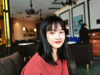 Portrait of smiling woman in cafe