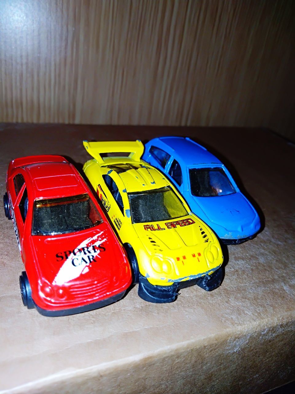 HIGH ANGLE VIEW OF TOY CAR ON TABLE AT HOME