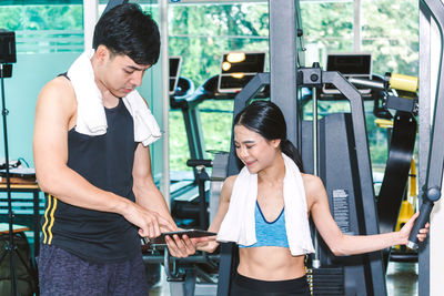Instructor discussing with woman at gym