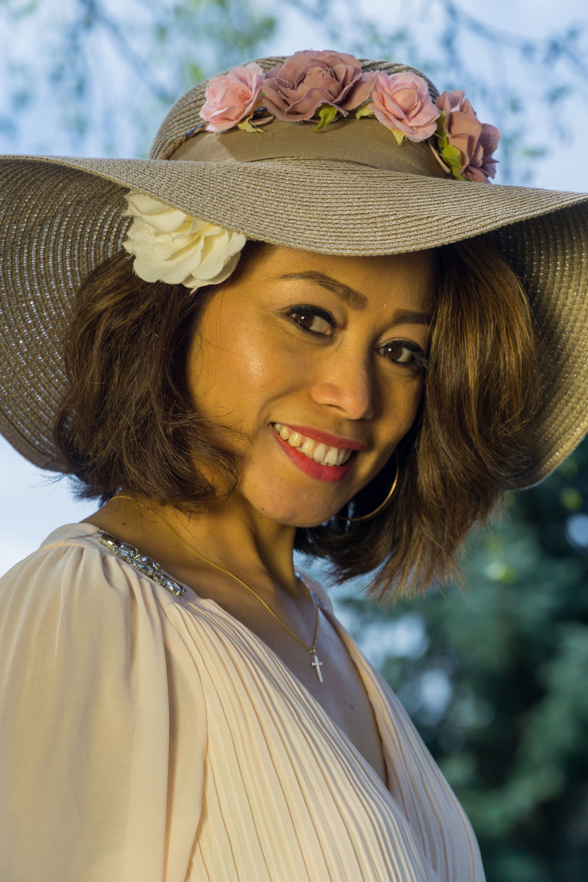 PORTRAIT OF YOUNG WOMAN SMILING