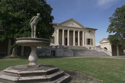 Statue of fountain in front of building