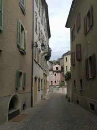 Narrow alley amidst buildings in city