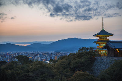 Dawn at kiyomizu dera temple in kyoto