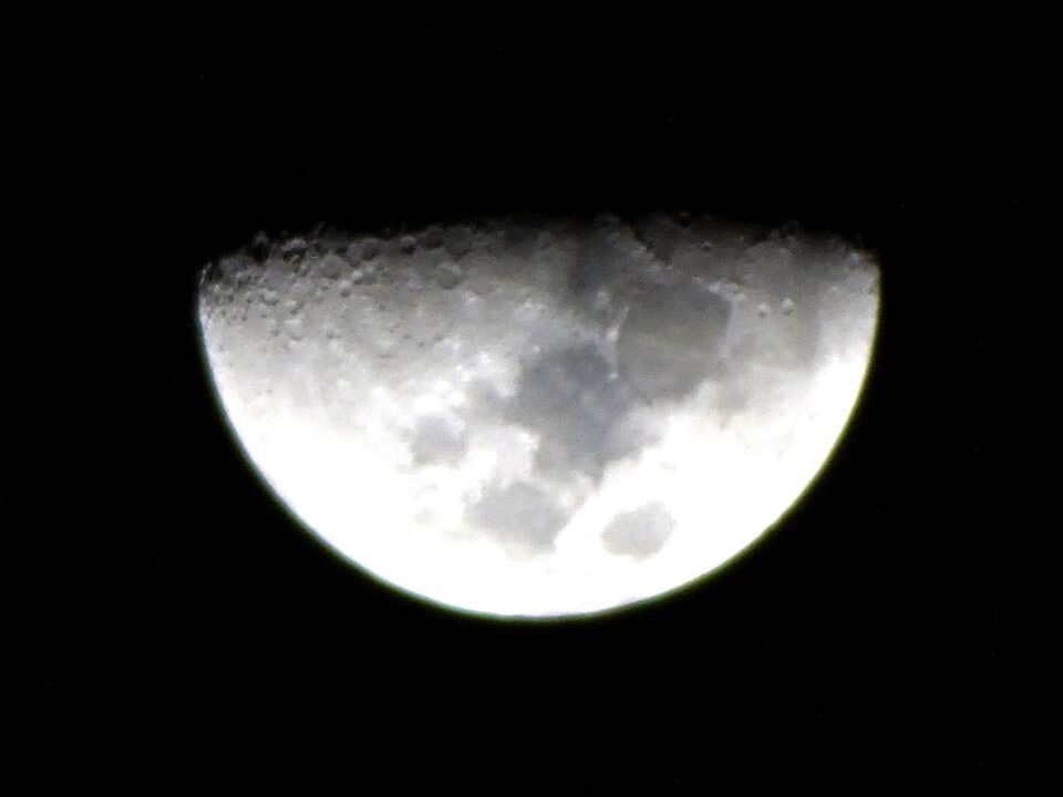 no people, nature, moon, moon surface, black background, astronomy, planetary moon, night, beauty in nature, half moon, close-up, outdoors, space