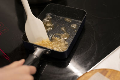 Melt a sugar sauce in a frying pan, sugar caramelizing