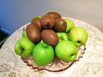 Close-up of apples in basket on table