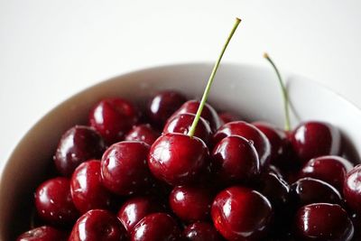 Close-up of cherries in bowl