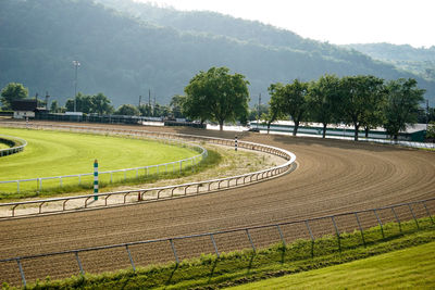 Horseracing tracks by mountains