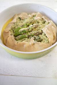 Savory pie with vegan asparagus 