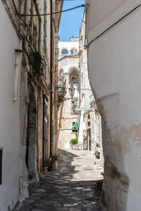 Narrow alley amidst buildings in city