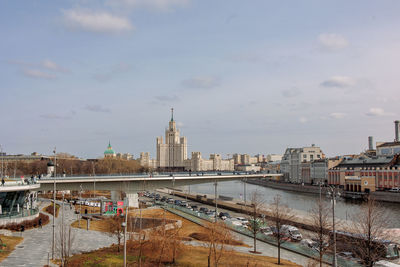 Panoramic view of kotelnicheskaya embankment building from zaryadye park. people on floating 