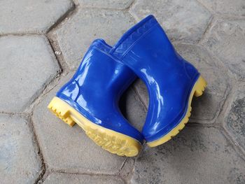 Children's boots are bright blue, very liked by children who like to play in the garden