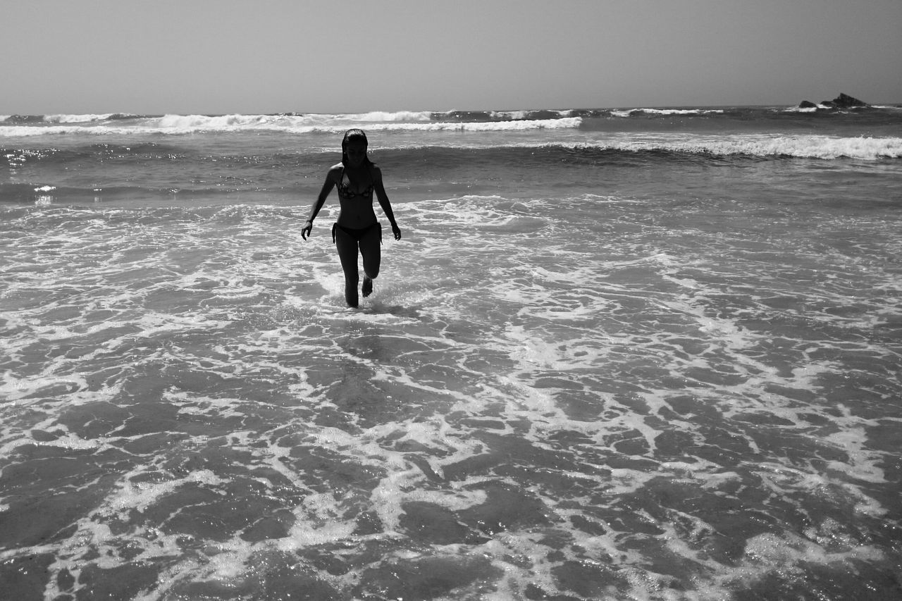 sea, beach, water, full length, shore, leisure activity, lifestyles, sand, horizon over water, vacations, standing, wave, rear view, tranquil scene, walking, tranquility, scenics, nature