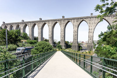 Arch bridge against sky