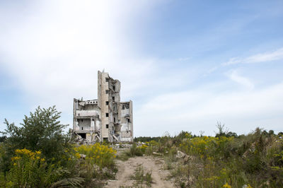 Old ruin building against sky