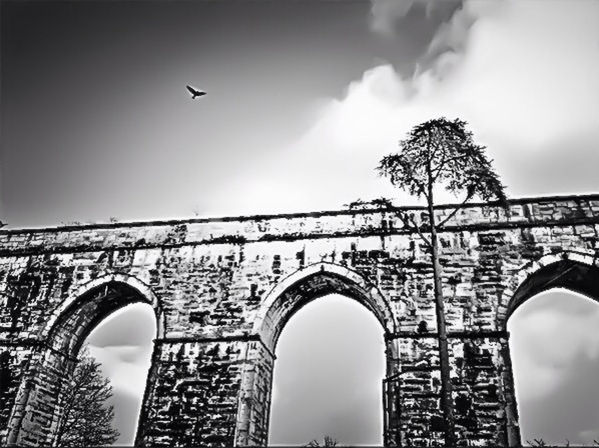 LOW ANGLE VIEW OF HISTORICAL BUILDING AGAINST SKY