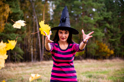 Portrait of a smiling young woman wearing hat